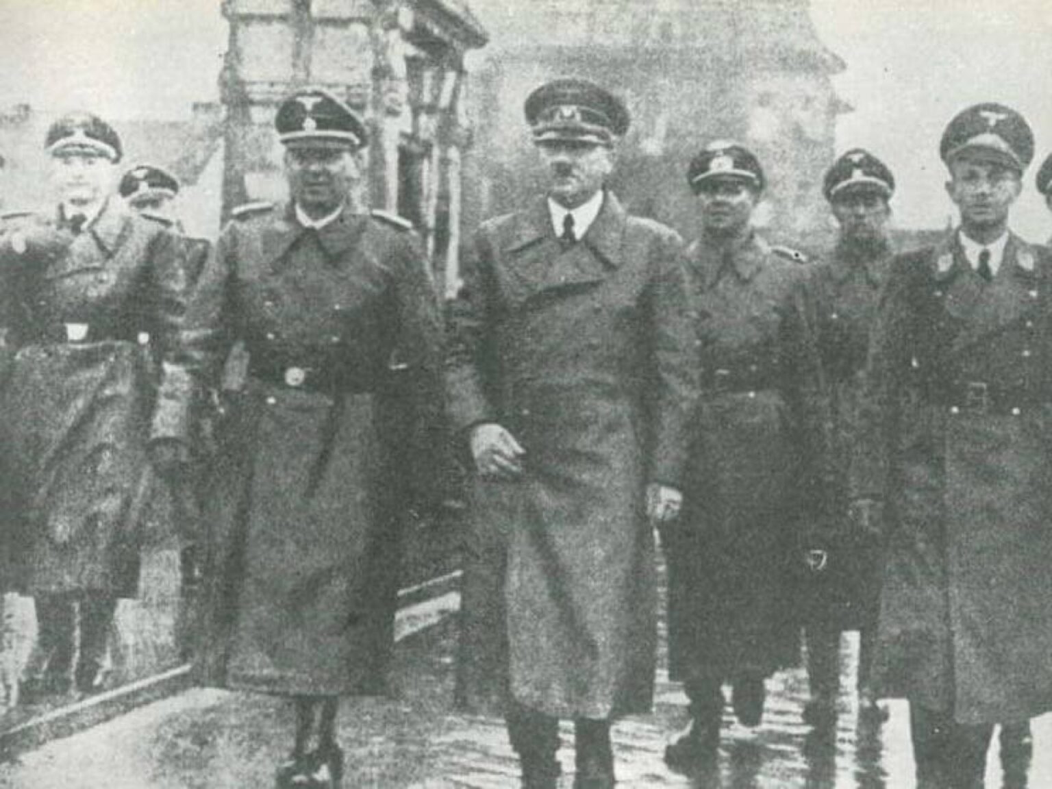 adolf_hitler_ob_svojem